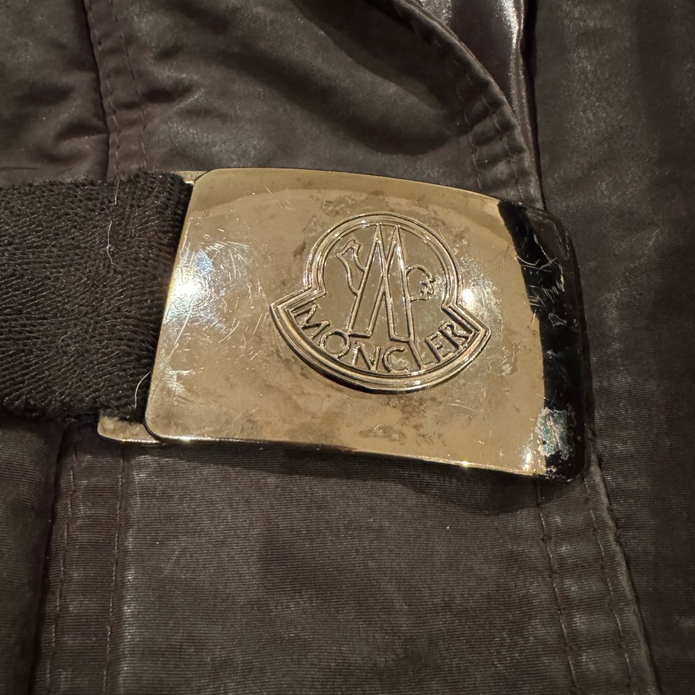 Moncler winter coat with detachable fur-trimmed hood. - Picture 7 of 15